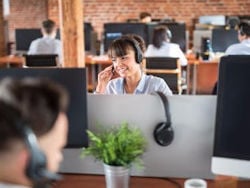 Voiceboty i SMS boty w serwisach technicznych | callbot.pl